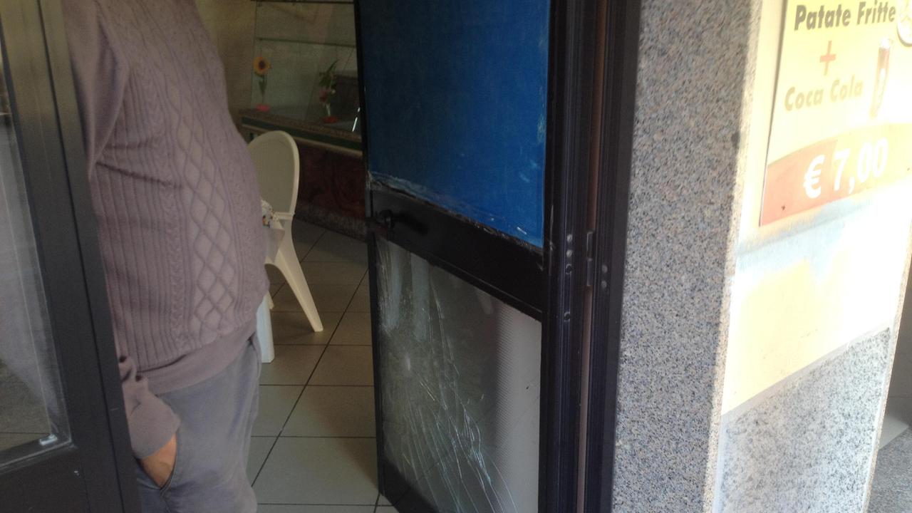 Sfonda la vetrina di un kebab con un bastone