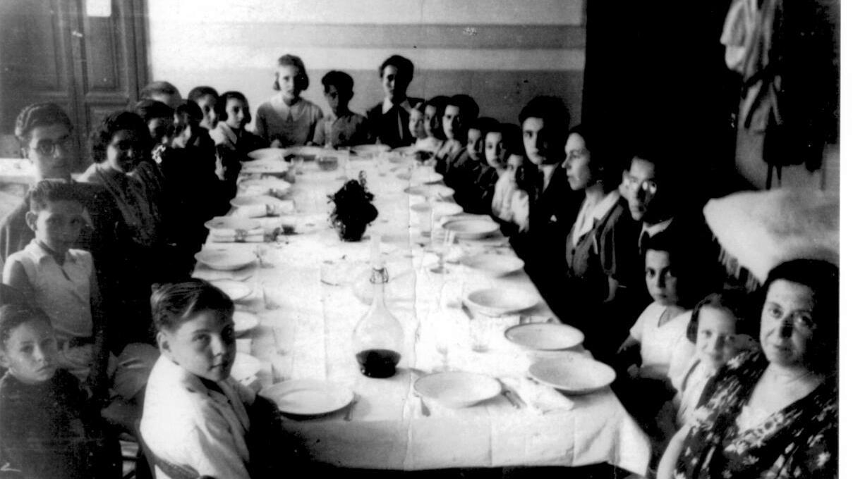 I bambini dell'orfanotrofio a Sassetta nel 1943