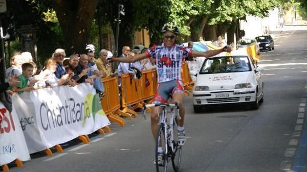 Younes Fatmi mentre taglia il traguardo sulla sua amata bicicletta