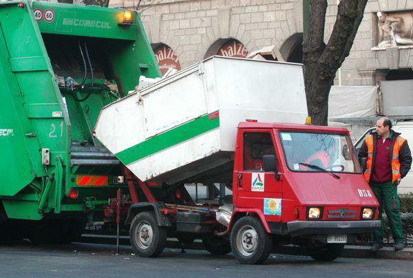 Mezzi Asmiu per la raccolta dei rifiuti urbani dal cassonetto 