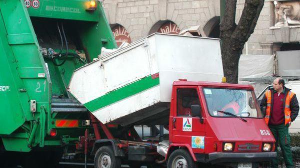 Mezzi Asmiu per la raccolta dei rifiuti urbani dal cassonetto