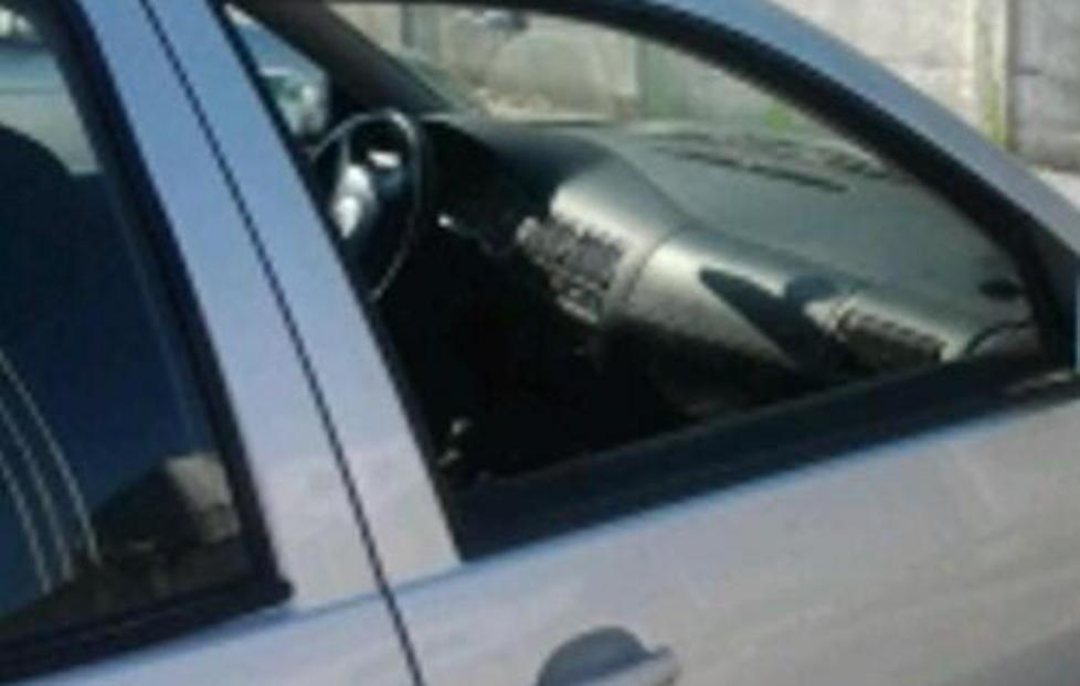 Auto spaccate, petizione in via Ancona 