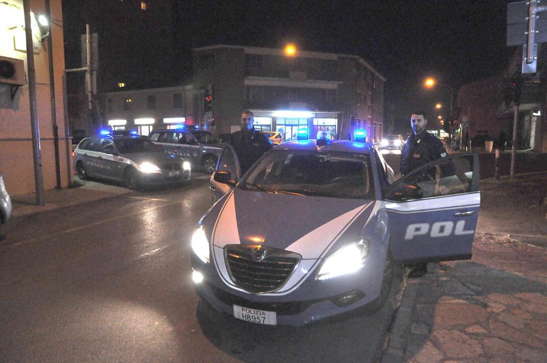 Le pattuglie e gli agenti del reparto prevenzione crimine a Cecina (foto Falorni/Silvi)