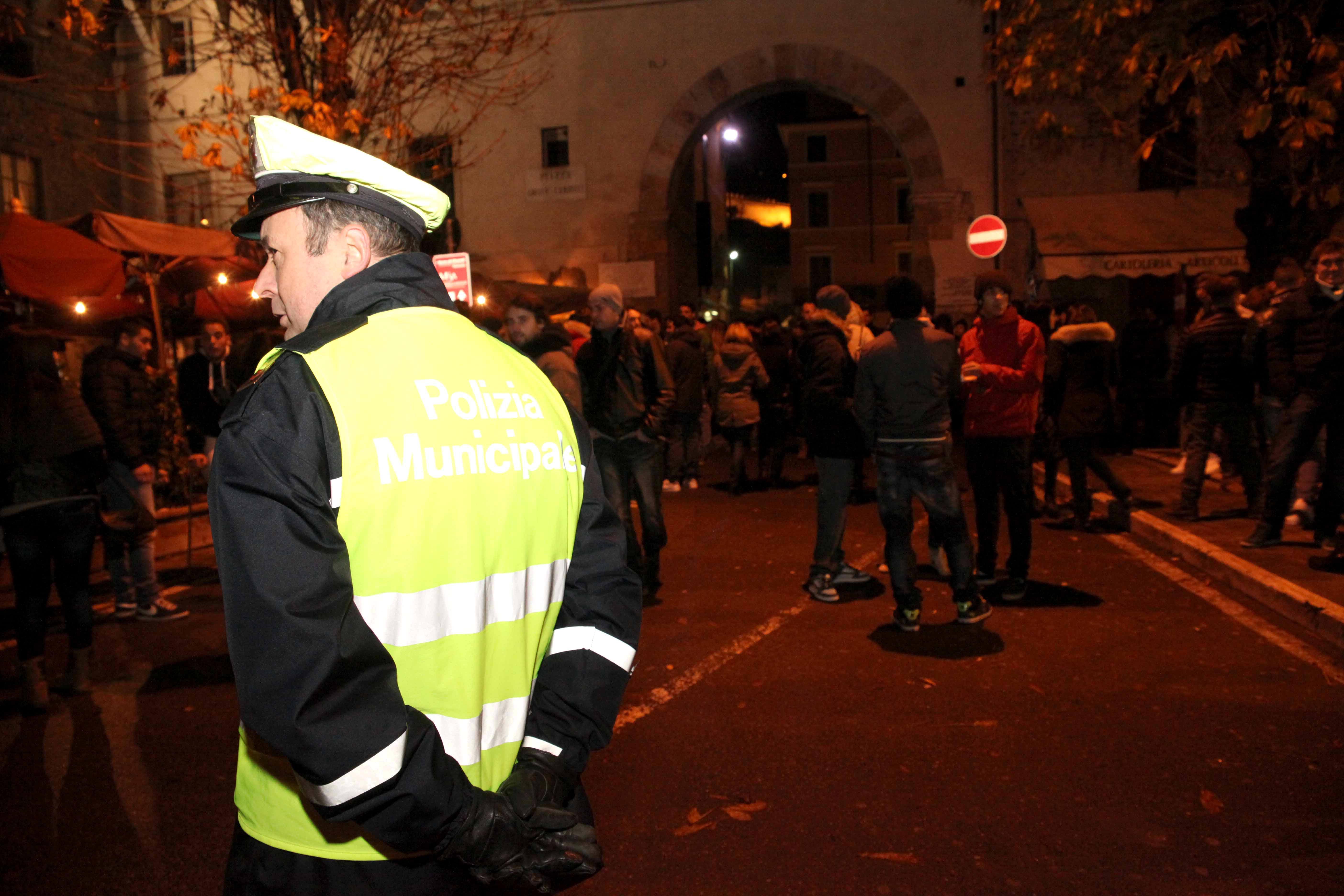 Controlli della polizia municipale in centro a Pietrasanta