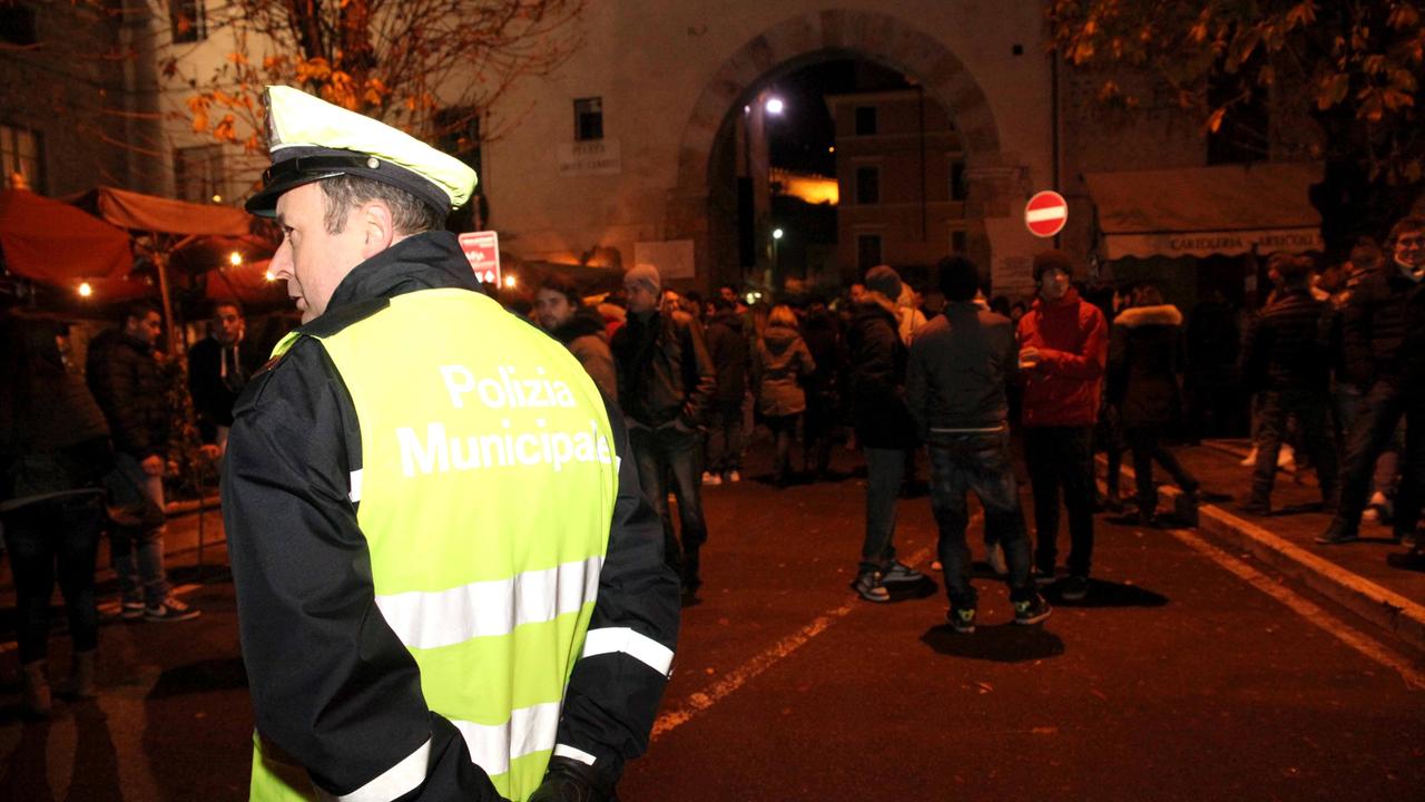 Controlli della polizia municipale in centro a Pietrasanta