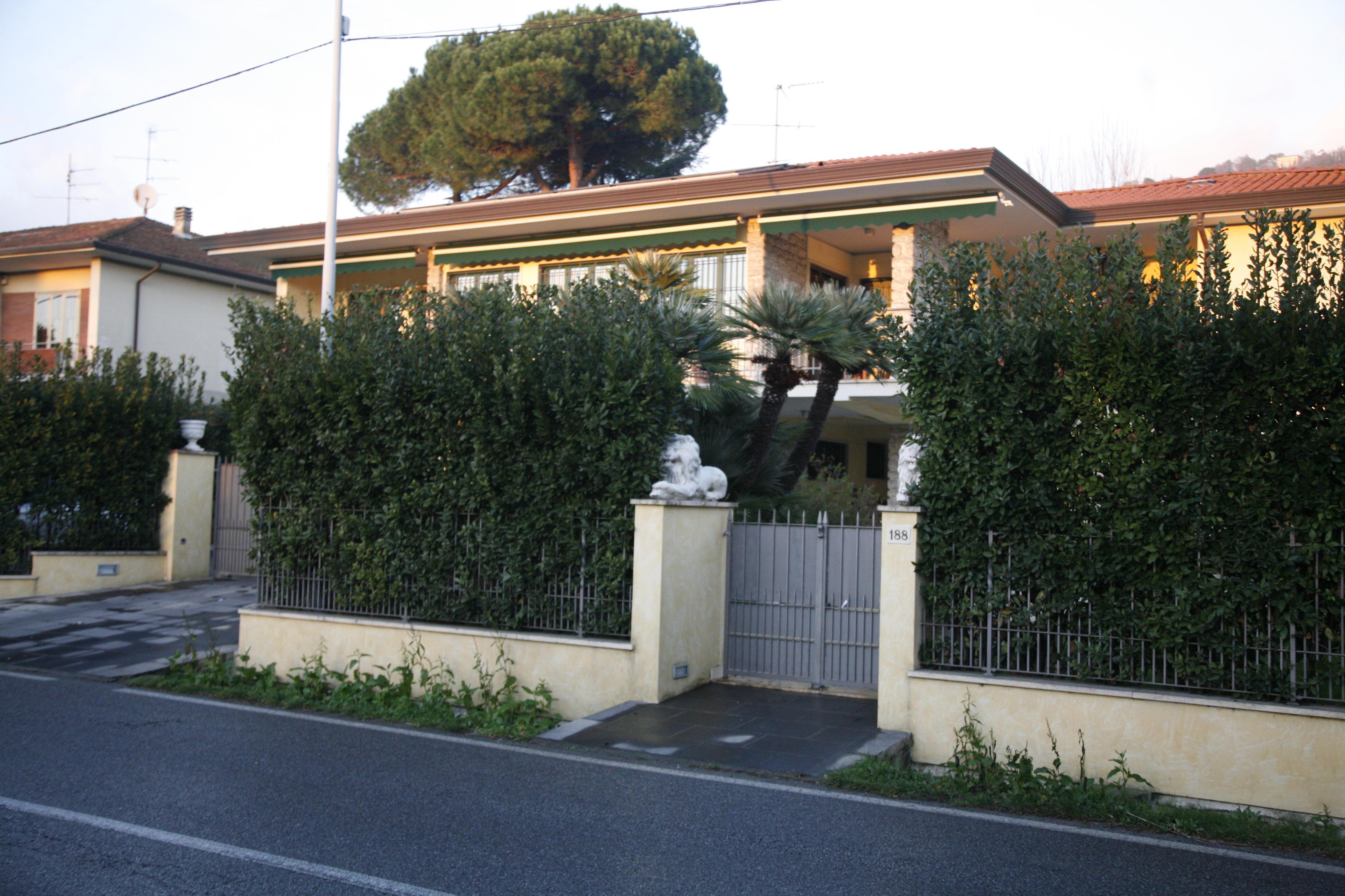 La villa di Pietrasanta dove è avvenuta la rapina
