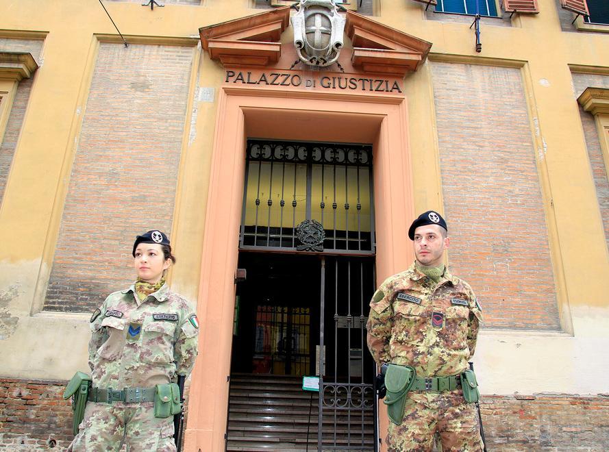 «Paga o rivelo che sei gay» Sei anni a ex carabiniere 
