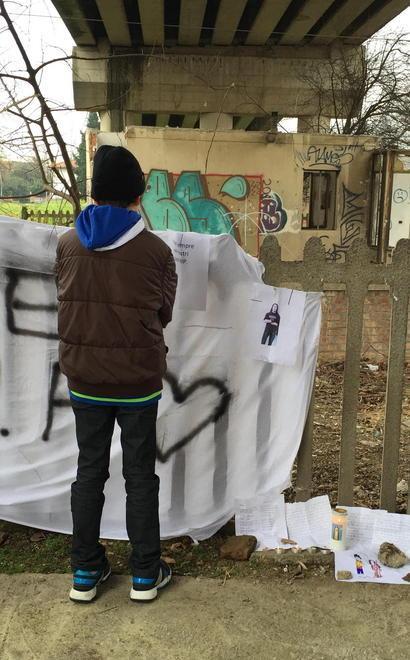 Candele e uno striscione per ricordare l’amico 