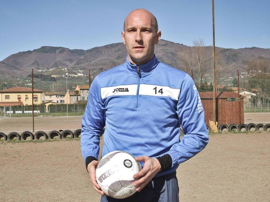I tifosi del Viareggio negli spogliatoi per fare gli elogi al capitano Micchi 