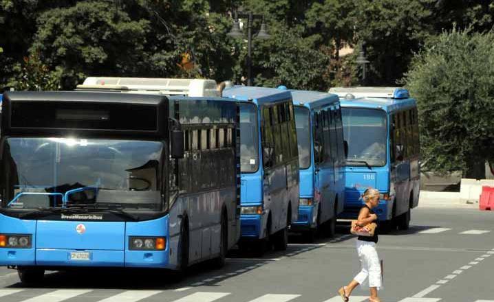 Fermato senza biglietto aggredisce il controllore 