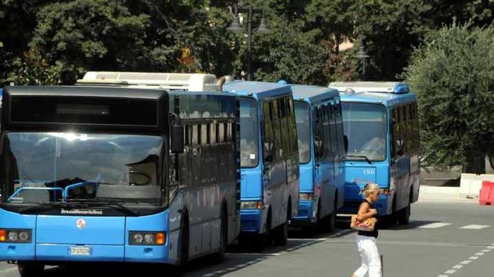 Fermato senza biglietto aggredisce il controllore