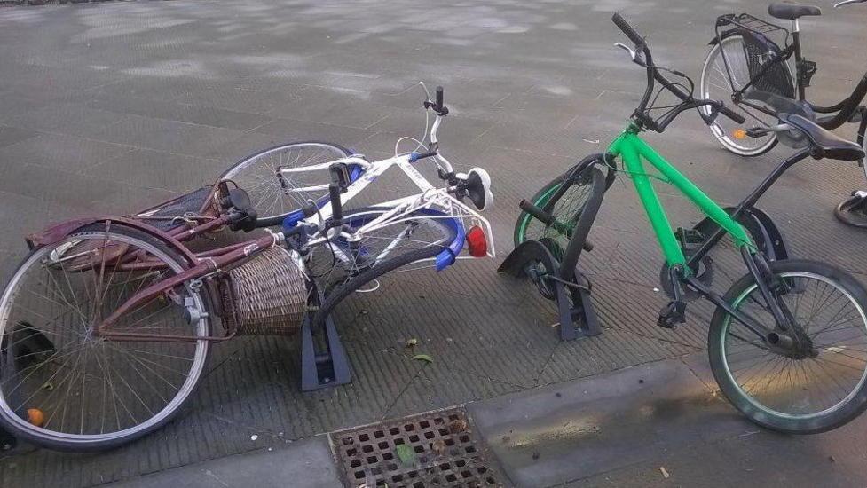 Vandali attaccano il centro panchine e bici nel mirino