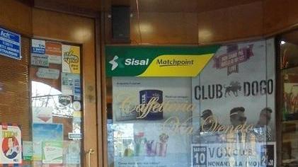 Vandalismi contro bar in centro