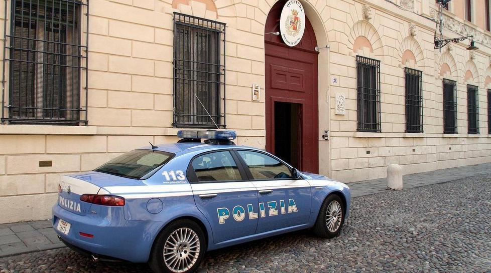 Sberla a un coetaneo e gli ruba il cellulare 