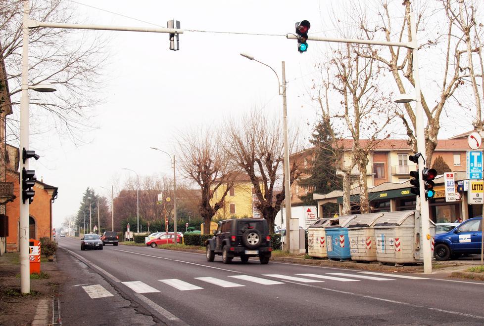 Nuovo semaforo montato a Calerno sulla via Emilia 