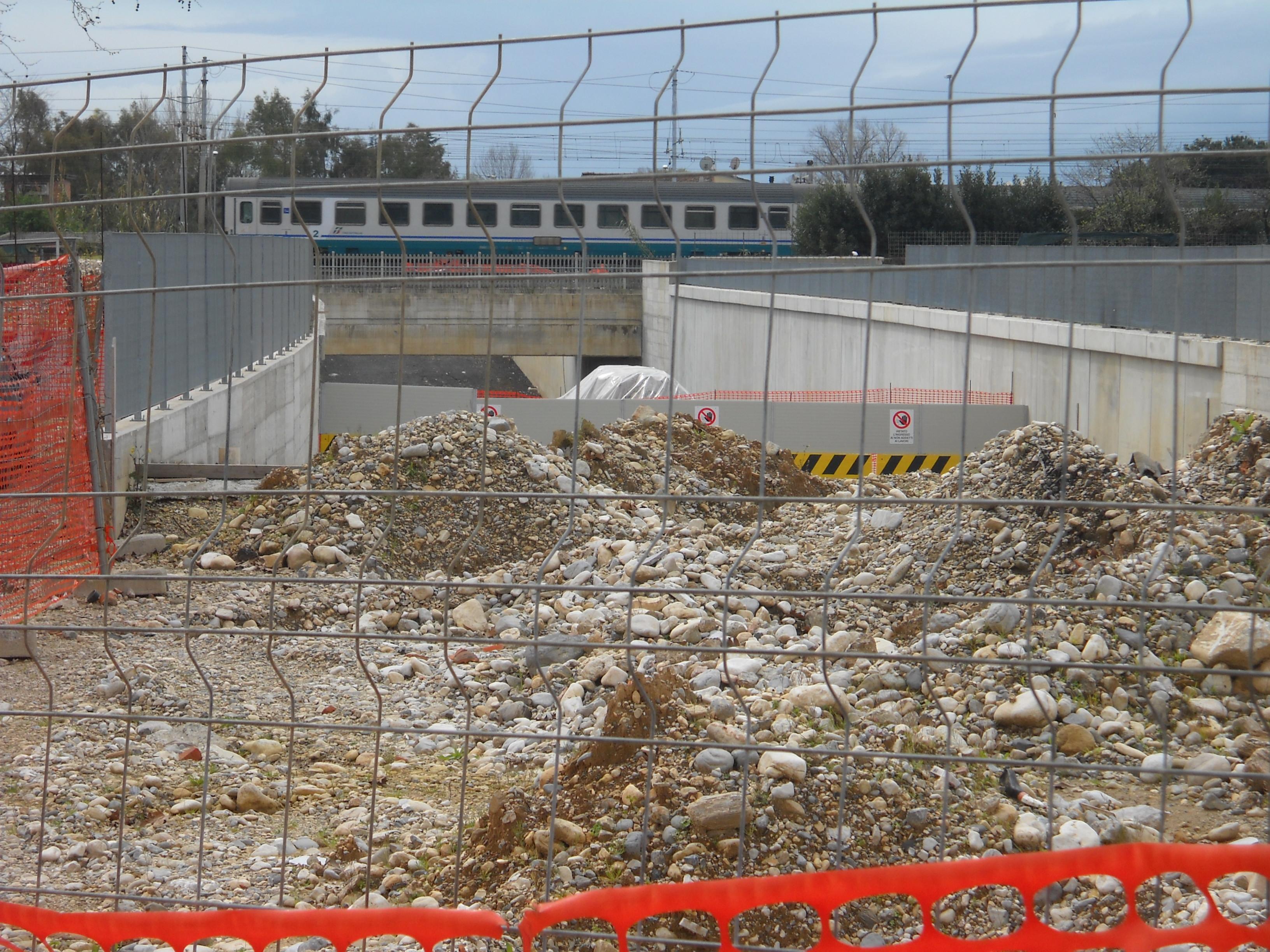 Il cantiere del sottopasso ferroviario in località Casellotto