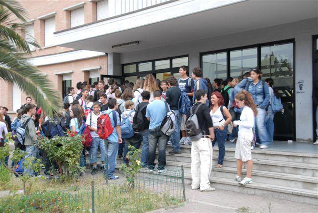 Alunni all'ingresso dell'Itcg Cerboni (foto Giò Di Stefano)