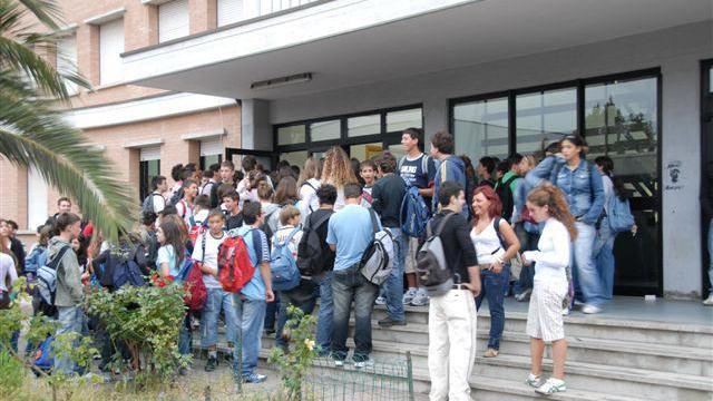 Alunni all'ingresso dell'Itcg Cerboni (foto Giò Di Stefano)