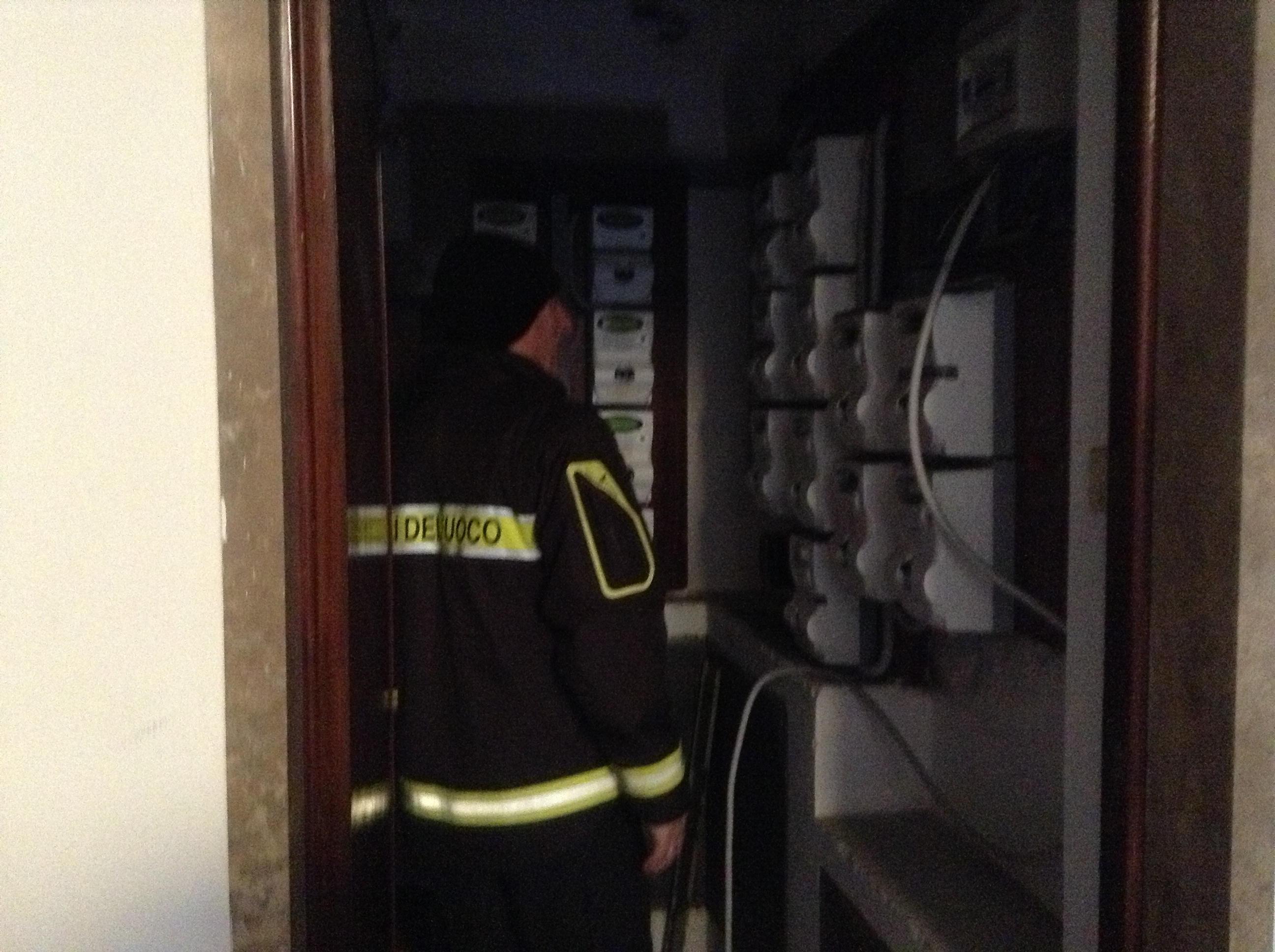 Un vigile del fuoco al lavoro nel condominio di via Bixio