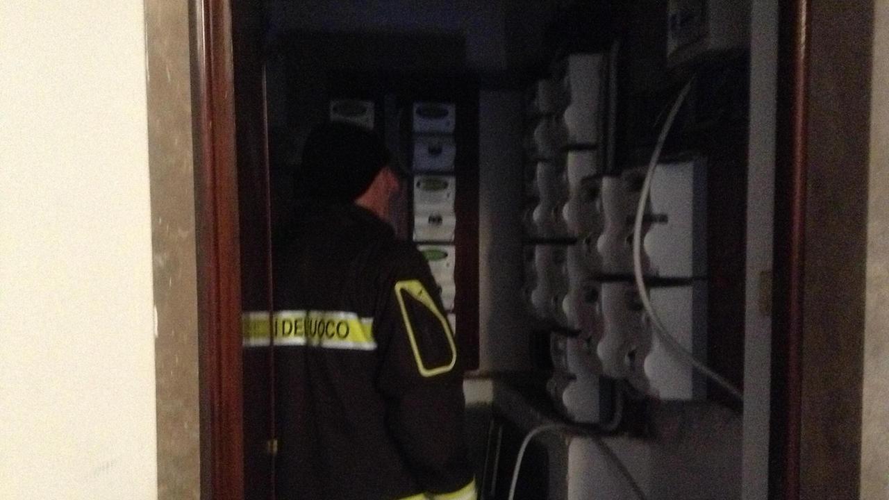 Un vigile del fuoco al lavoro nel condominio di via Bixio