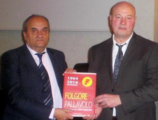 Mario Maltinti (a sinistra) con il presidente della Folgore Riccardo Taddei alla presentazione del volume
