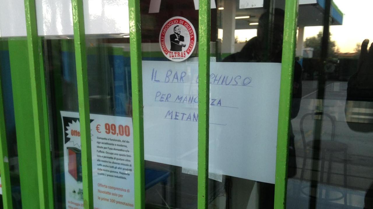 Il bar chiuso del distributore in via Aurelia Nord a Grosseto
