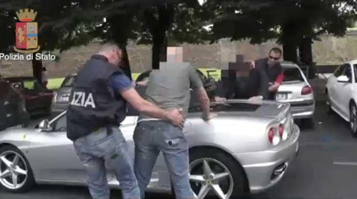 Il blitz della polizia che ha portato all'arresto della banda