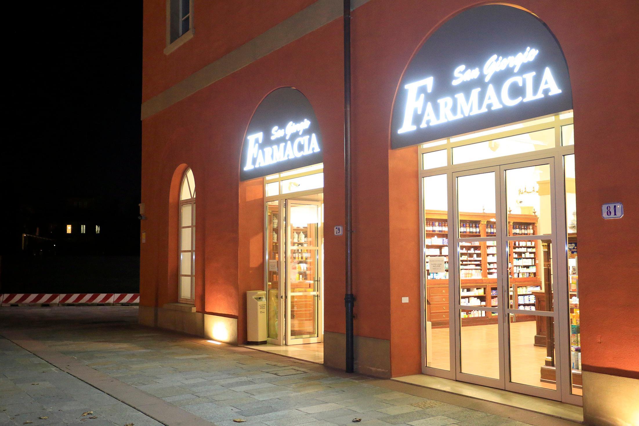 Farmacia rapinata in viale Monte Kosica
