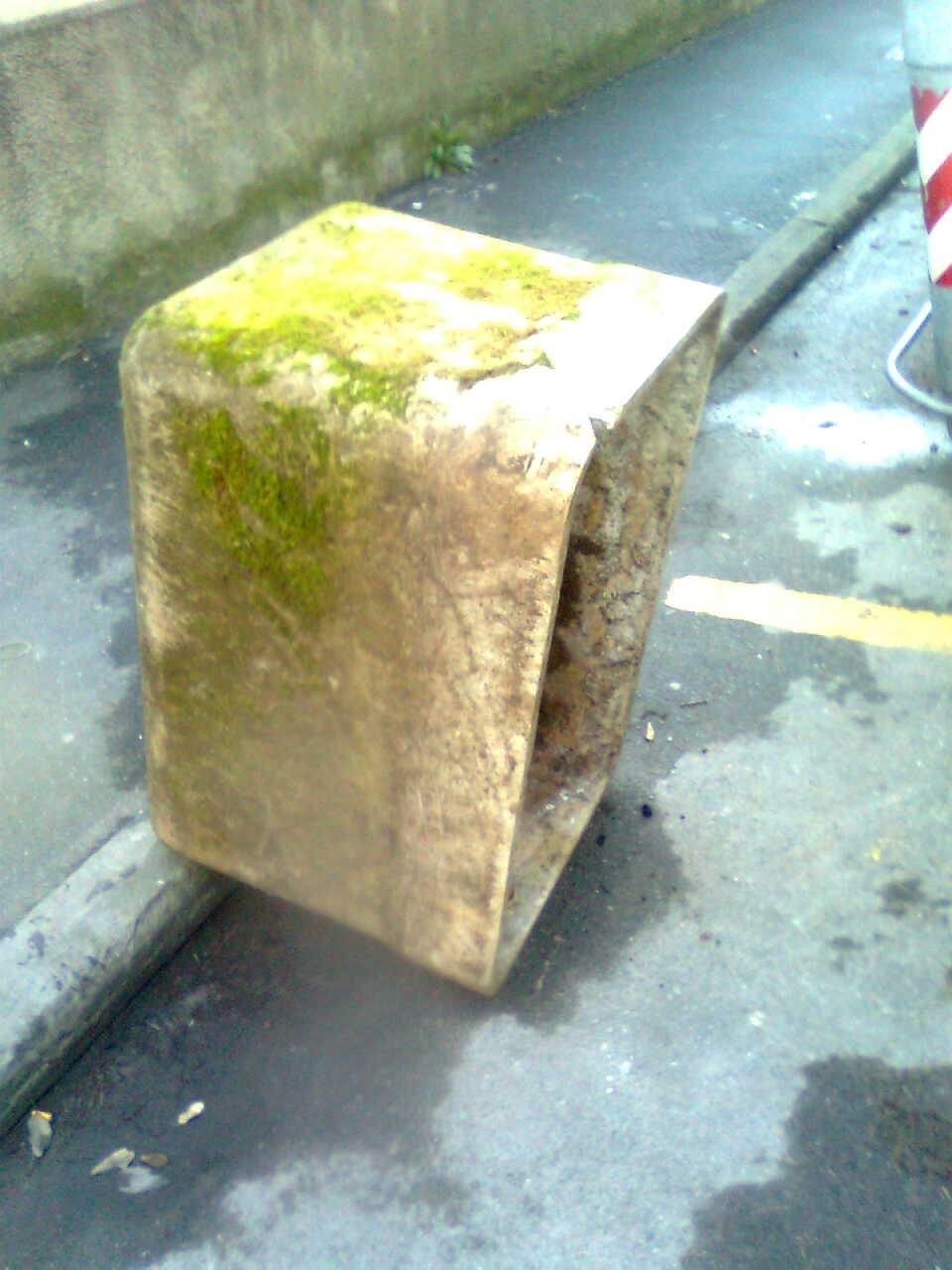 Un cassone in amianto abbandonato in via della Bastia