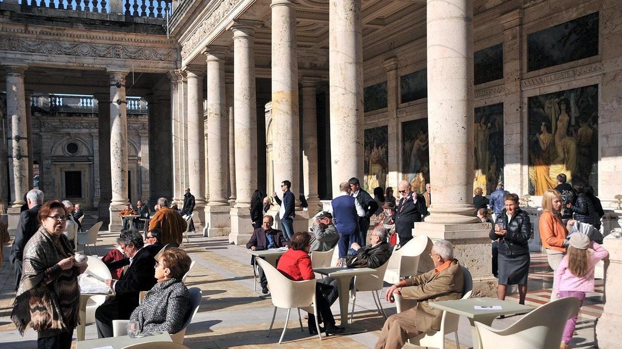Turisti al Tettuccio di Montecatini (Foto Nucci)