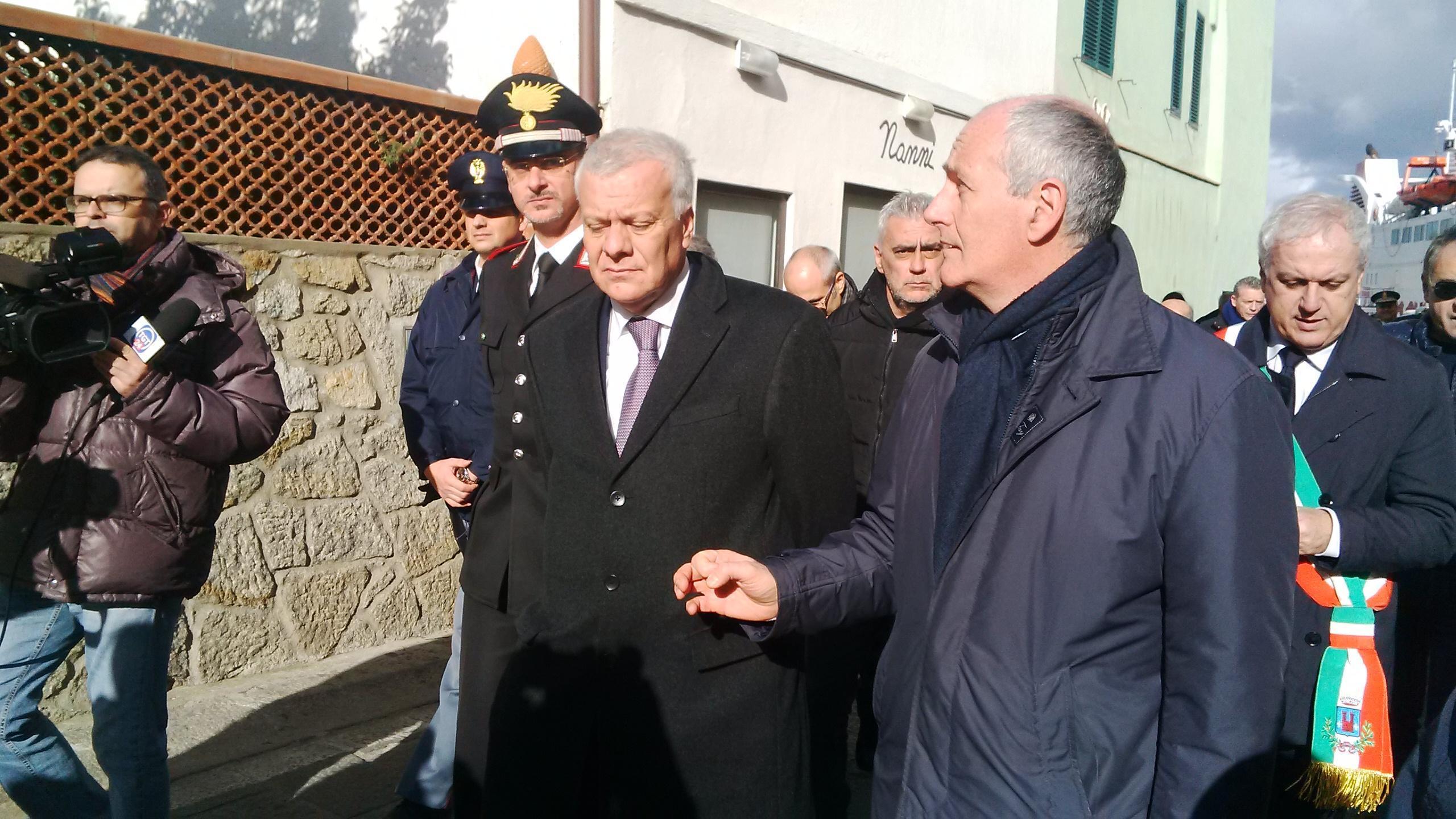 Il ministro dell'Ambiente Gianluca Galletti con il capo della Protezione Civile Franco Gabrielli