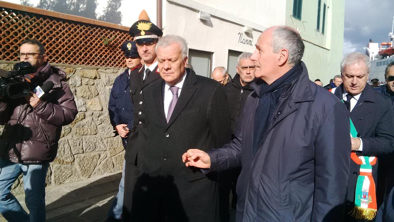 Il ministro dell'Ambiente Gianluca Galletti con il capo della Protezione Civile Franco Gabrielli