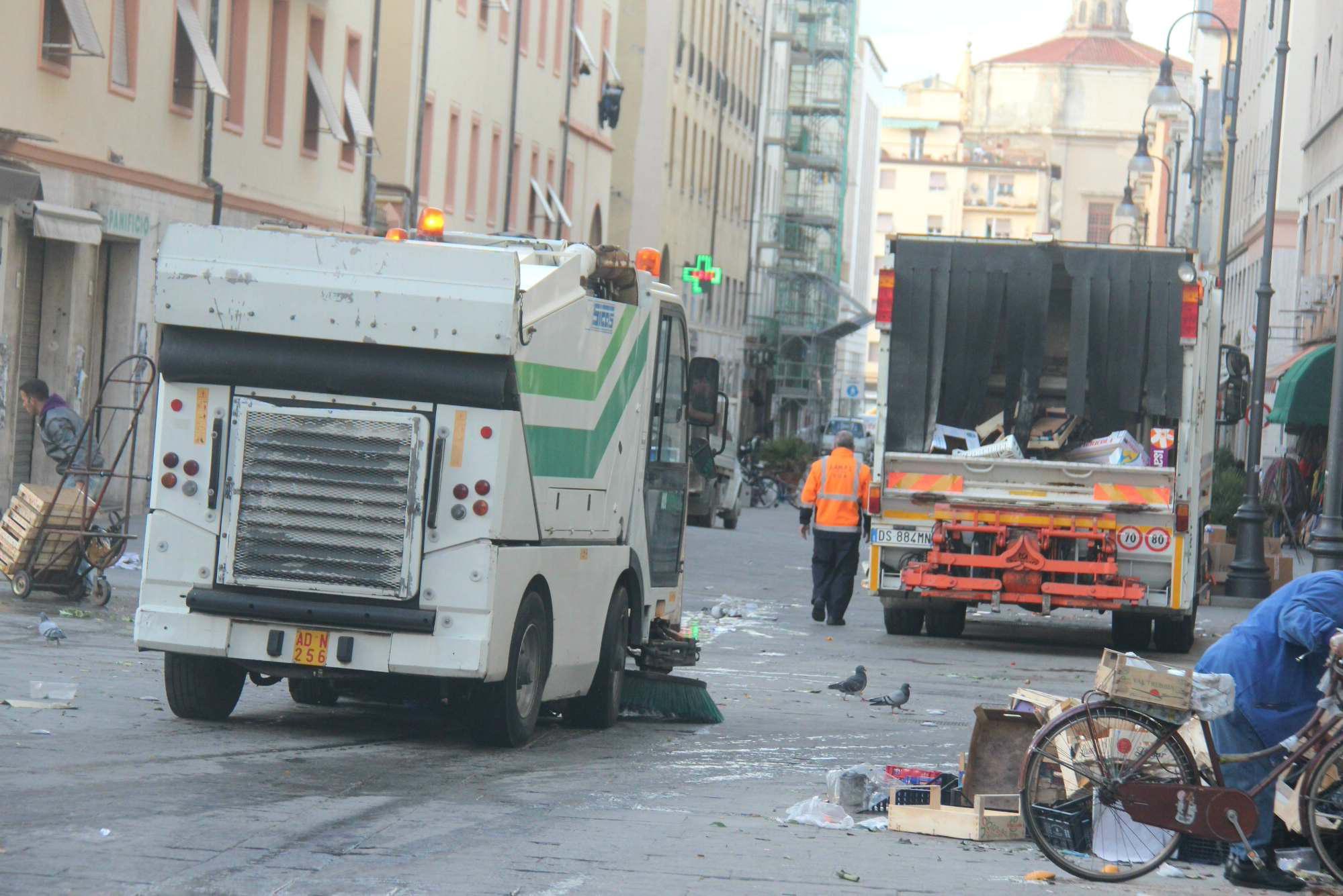Operatori dell'Aamps al lavoro per le strade di Livorno