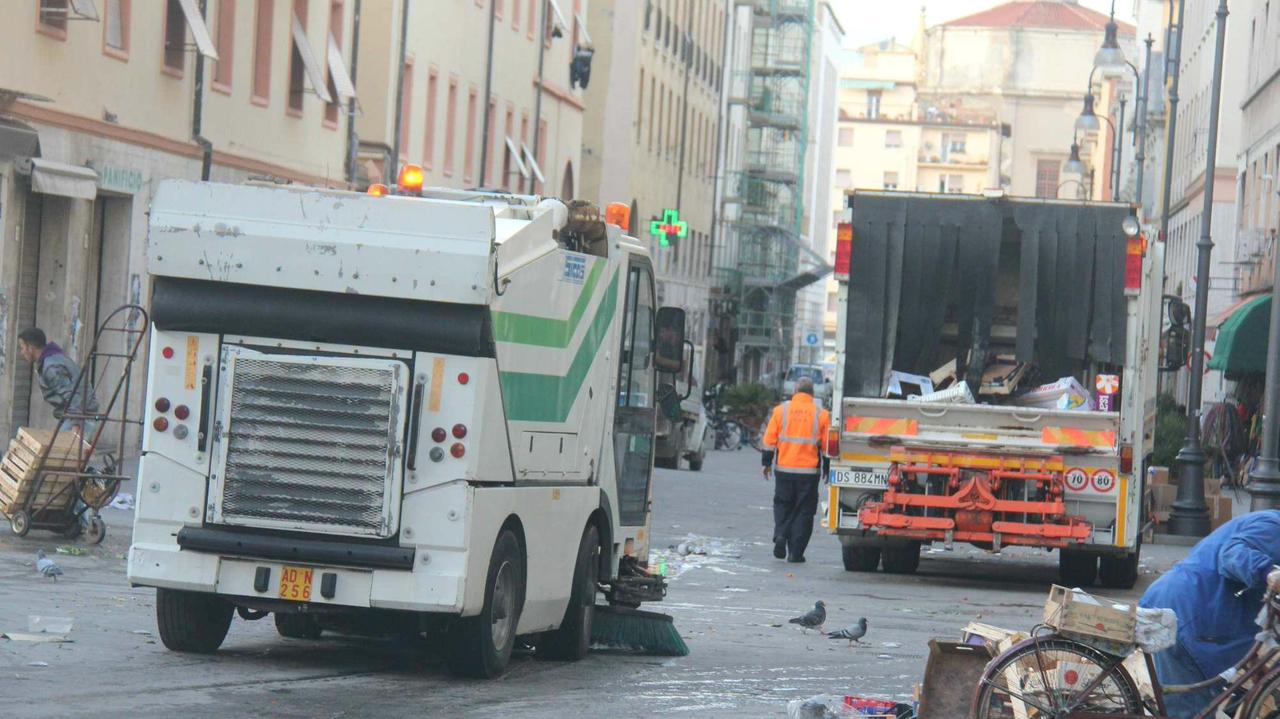 Operatori dell'Aamps al lavoro per le strade di Livorno