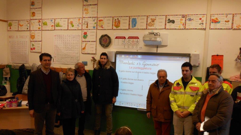 La cerimonia di donazione con le associazioni di volontariato