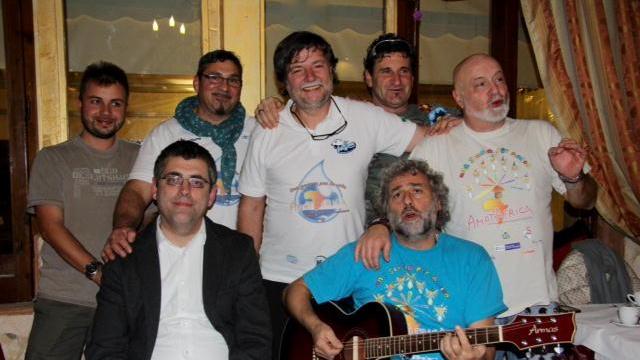 Il vicesindaco Simone Faggi, in basso a sinistra, insieme ad un gruppo di volontaria di "Amatafrica"