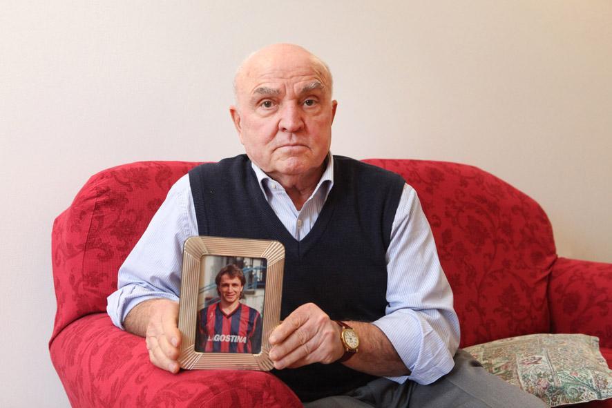 Papà Domizio mostra la foto del figlio Denis Bergamini