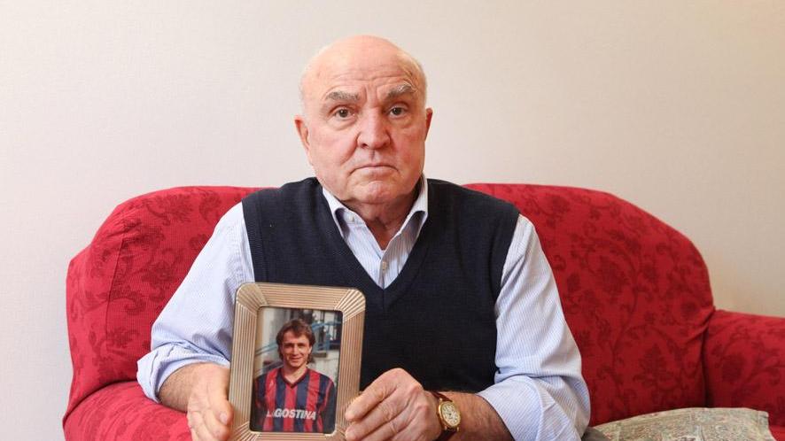 Papà Domizio mostra la foto del figlio Denis Bergamini