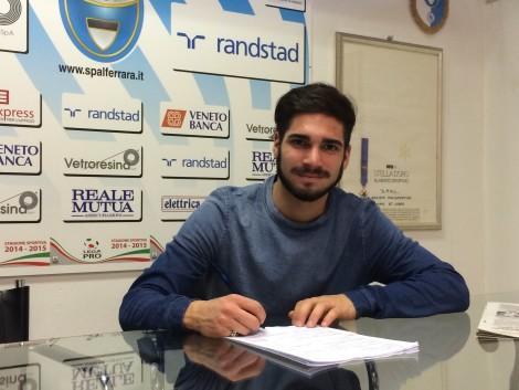Gerbaudo mentre firma il contratto che lo lega alla Spal