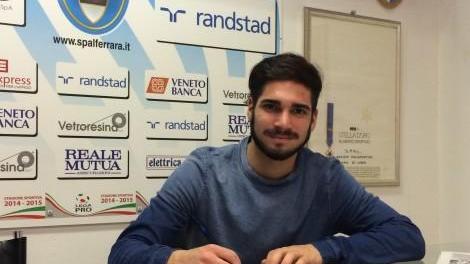 Gerbaudo mentre firma il contratto che lo lega alla Spal
