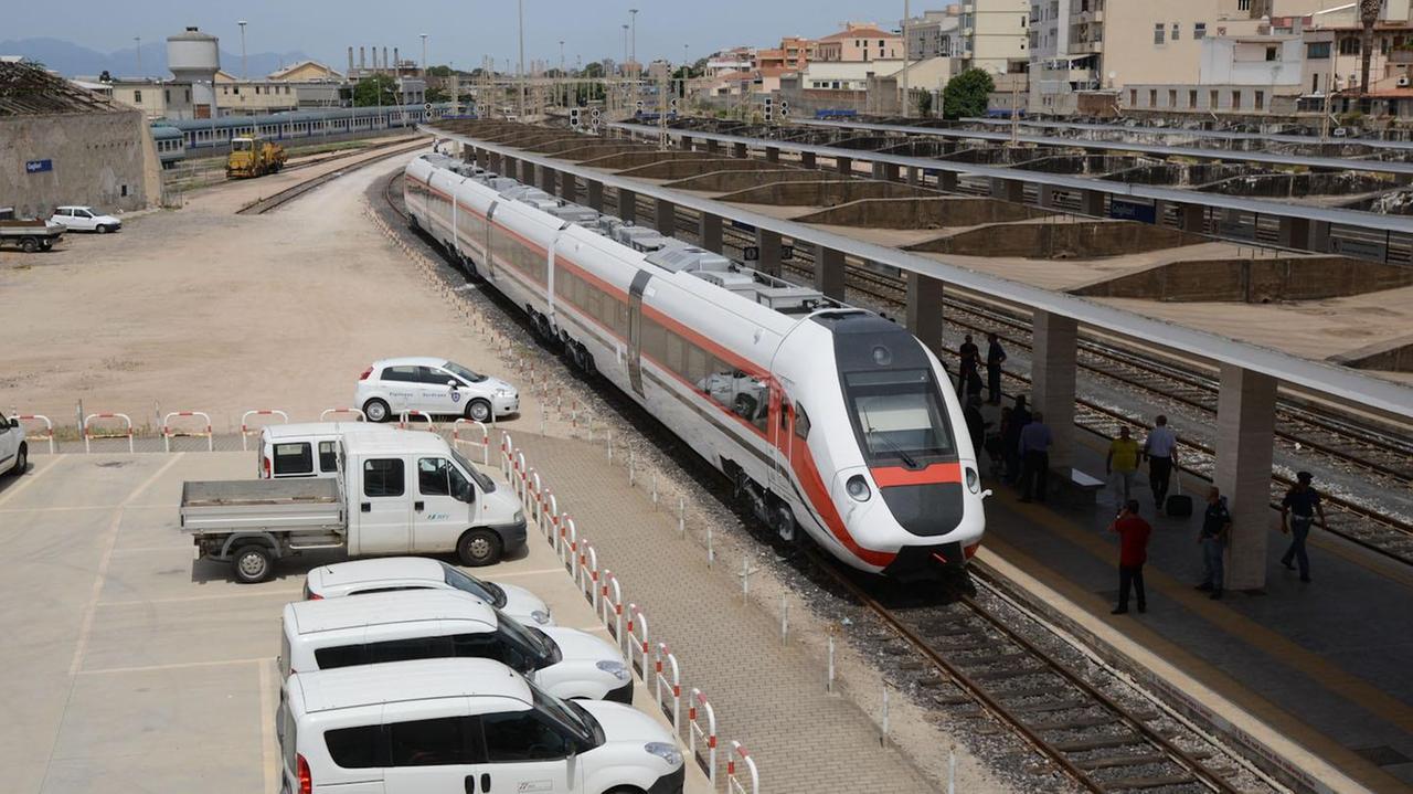 Uno dei nuovi treni veloci nella stazione di Cagliari