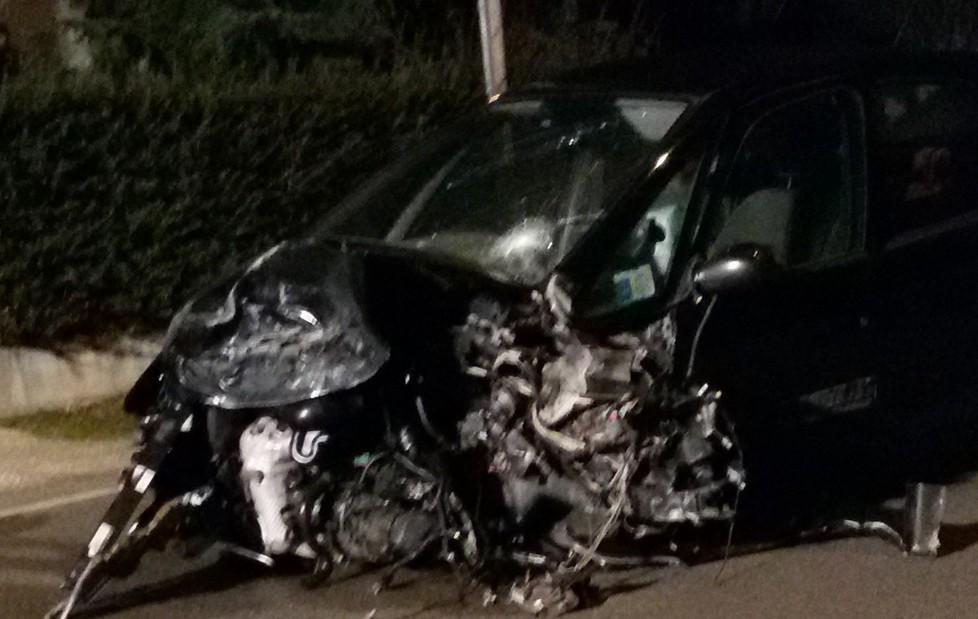 Scontro, quattro feriti. Un'auto entra in un cortile 