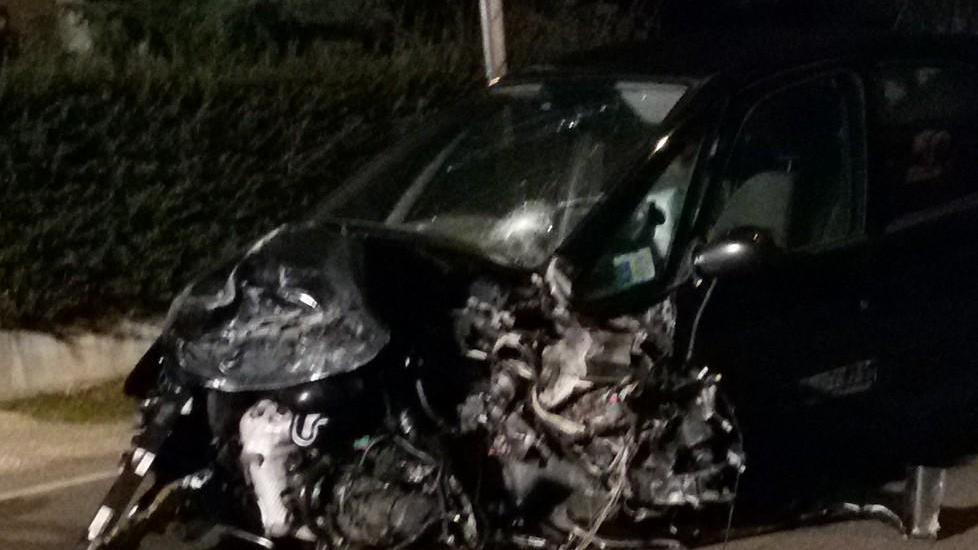 Scontro, quattro feriti. Un'auto entra in un cortile