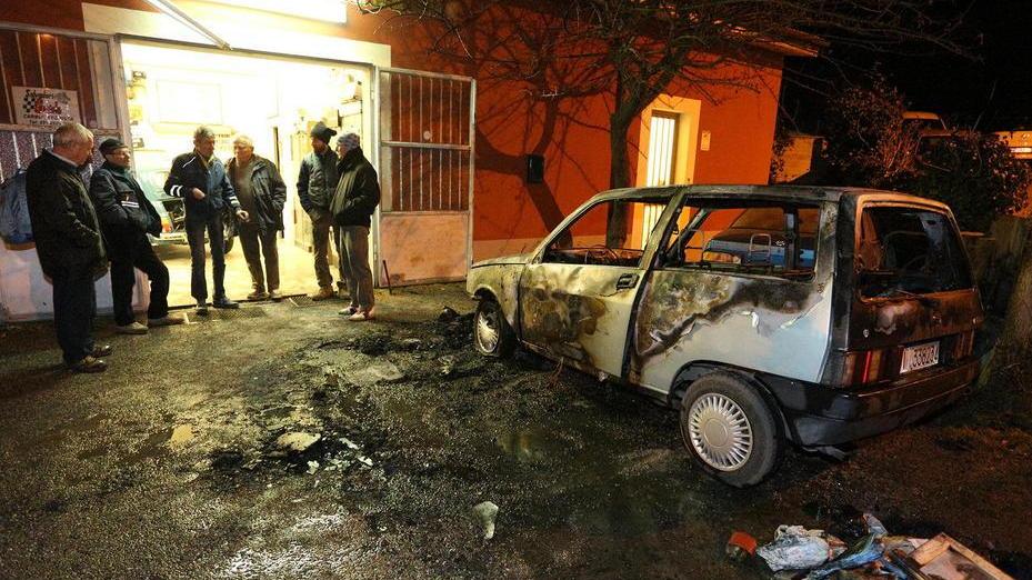 Auto in fiamme davanti all’officina
