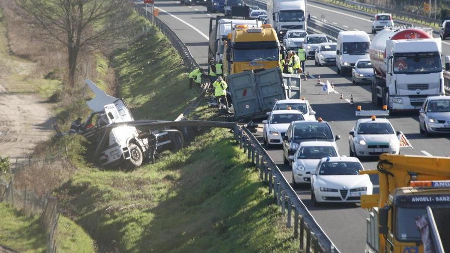 Incidente sull’A12, traffico in tilt