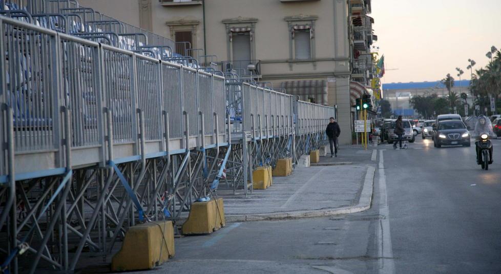 Piazza Mazzini, le tribune tornano a ridosso dei carri 