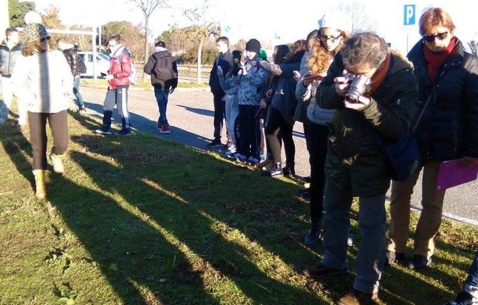 I ragazzi delle medie studiano le nutrie lungo i fossi di Vada 