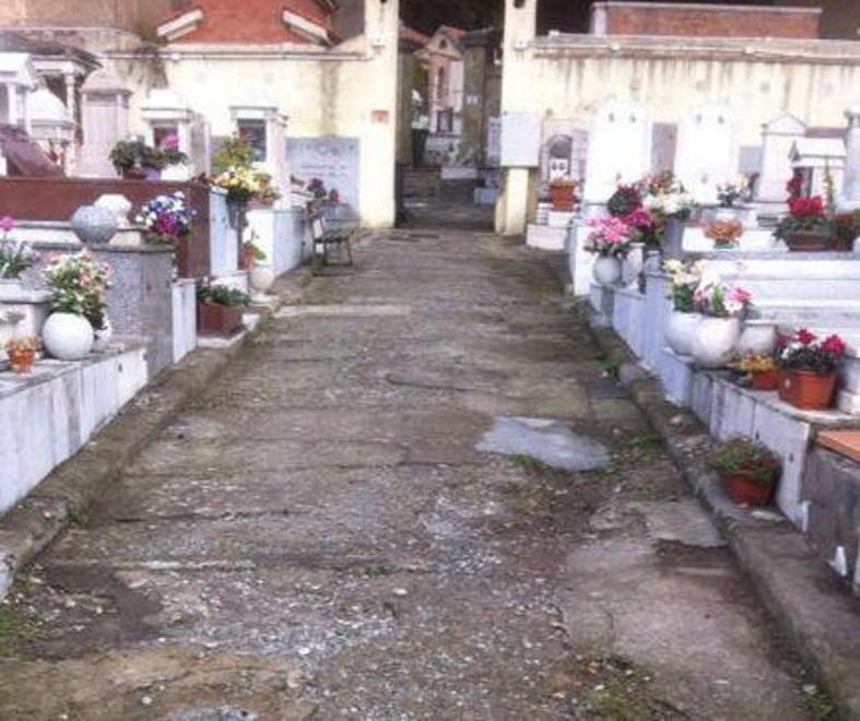 Lo sdegno del M5S «Cimiteri ko»