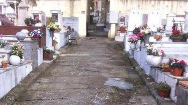 Lo sdegno del M5S «Cimiteri ko»