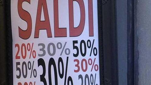 Saldi felici, 18 consigli per evitare fregature